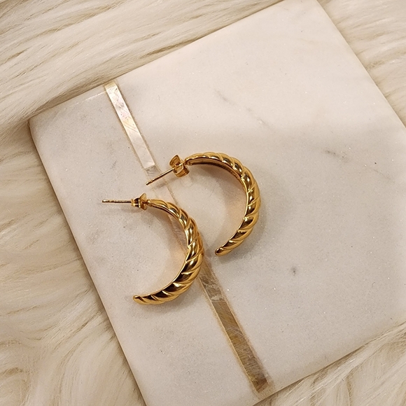 New 18k Gold Dome Earrings! - Picture 4 of 6